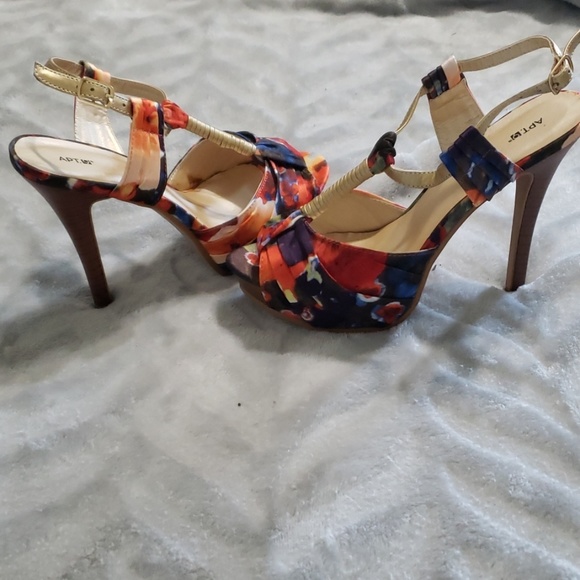 Apt. 9 T-strap fabric heels - Picture 2 of 4